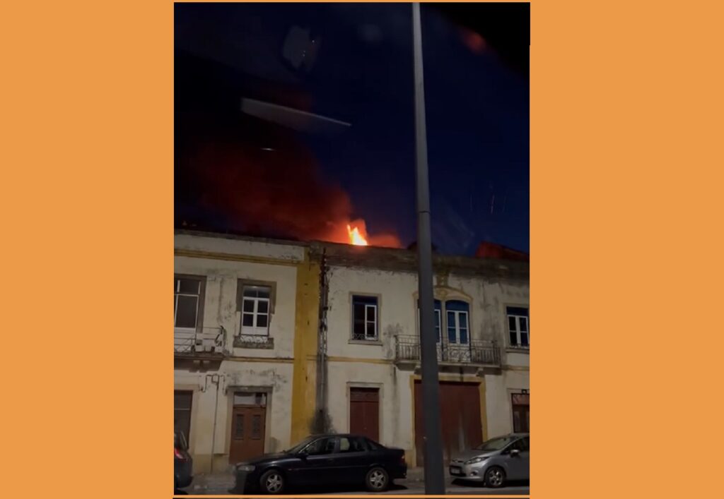 Incêndio destrói anexo de habitação em Tomar (c/ vídeo) incend