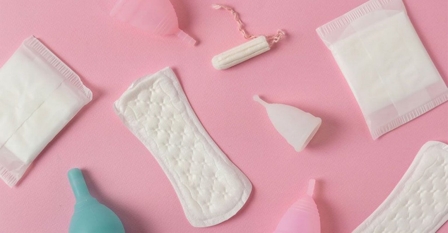 Centros de saúde distribuem pensos e tampões às mulheres mais carenciadas menstrua
