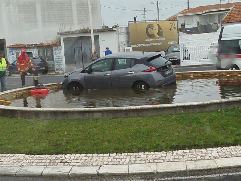 Carro elétrico foi parar à rotunda pataias 1041998218124698 8116926776059366083 n