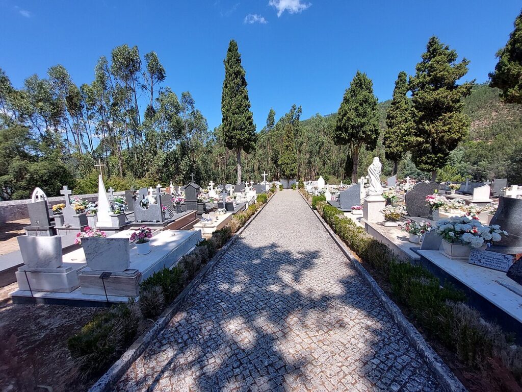 Família acusa padre de fazer funerais à noite. Pároco nega cemiterio dornes