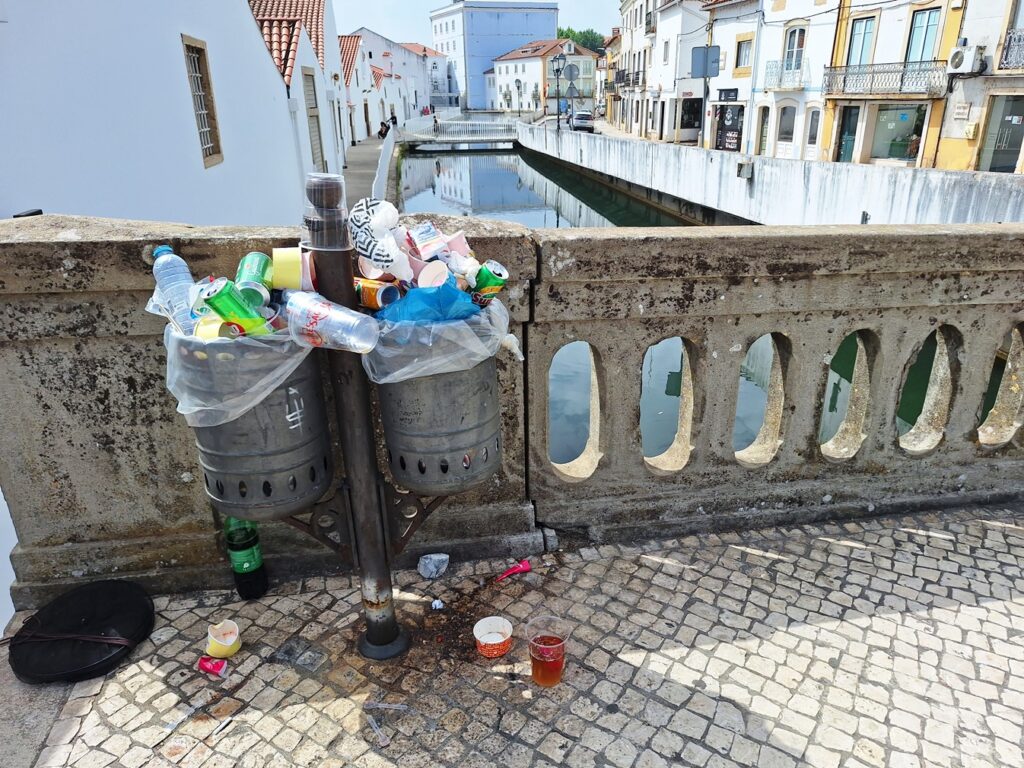 Mais um fim de semana com muito lixo nas ruas de Tomar (c/ fotos) lixo 2 20250816 114012