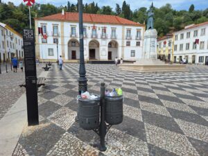 Mais um fim de semana com muito lixo nas ruas de Tomar (c/ fotos) lixo 2 20250816 114651