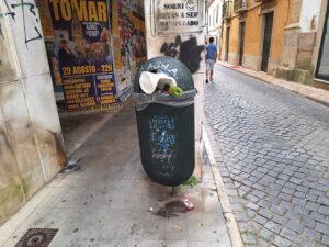 Mais um fim de semana com muito lixo nas ruas de Tomar (c/ fotos) lixo 2 20250816 114745