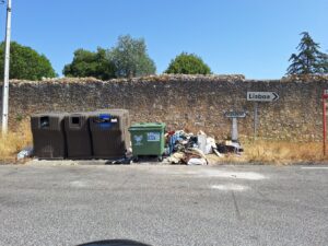 Mais um fim de semana com muito lixo nas ruas de Tomar (c/ fotos) lixo 20250811 153534