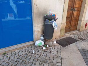 Mais um fim de semana com muito lixo nas ruas de Tomar (c/ fotos) lixo 20250815 105851