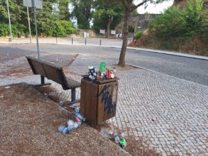 Mais um fim de semana com muito lixo nas ruas de Tomar (c/ fotos) lixo 20250816 182515