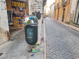 Mais um fim de semana com muito lixo nas ruas de Tomar (c/ fotos) lixo 20250816 194917
