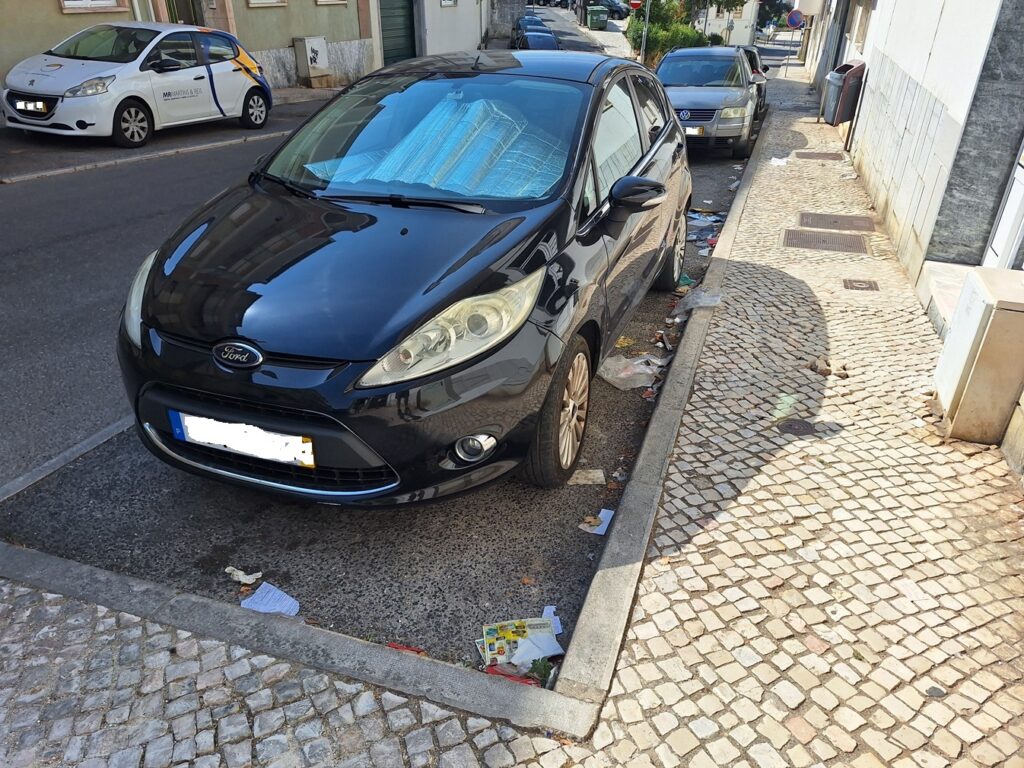 Lixo acumula-se na rua da Fábrica de Fiação lixo 20250824 110328
