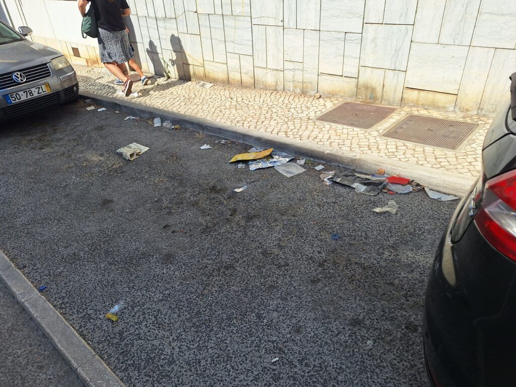 Lixo acumula-se na rua da Fábrica de Fiação lixo 20250824 110339