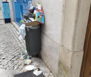 Mais um fim de semana com muito lixo nas ruas de Tomar (c/ fotos) lixo IMG 20250816 WA0003