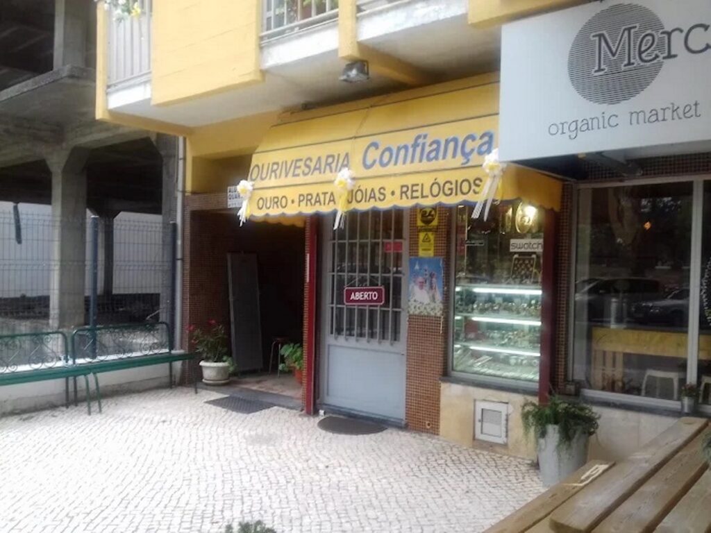 Quatro homens julgados em Santarém por assaltos a ourivesarias em Fátima ouriv