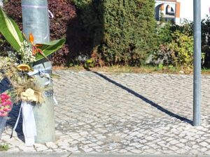 Colocadas flores no local onde mulher morreu atropelada 20250922 101627