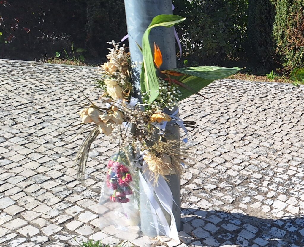 Colocadas flores no local onde mulher morreu atropelada 20250922 170859