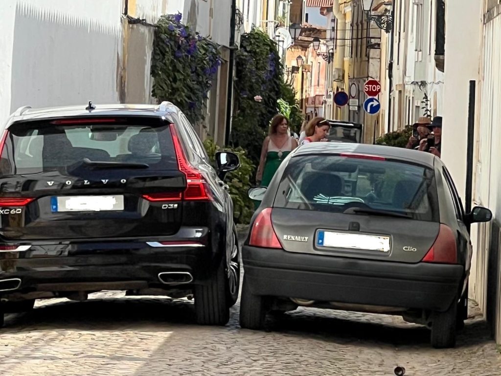 Carros continuam a estacionar na rua da Sinagoga IMG 20250926 WA0003
