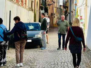 Carros continuam a estacionar na rua da Sinagoga IMG 20250926 WA0005