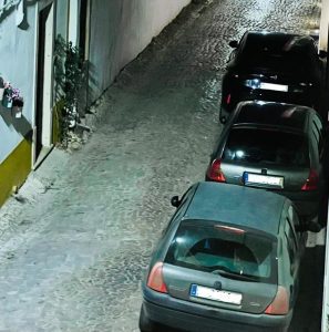 Carros continuam a estacionar na rua da Sinagoga IMG 20250926 WA0006