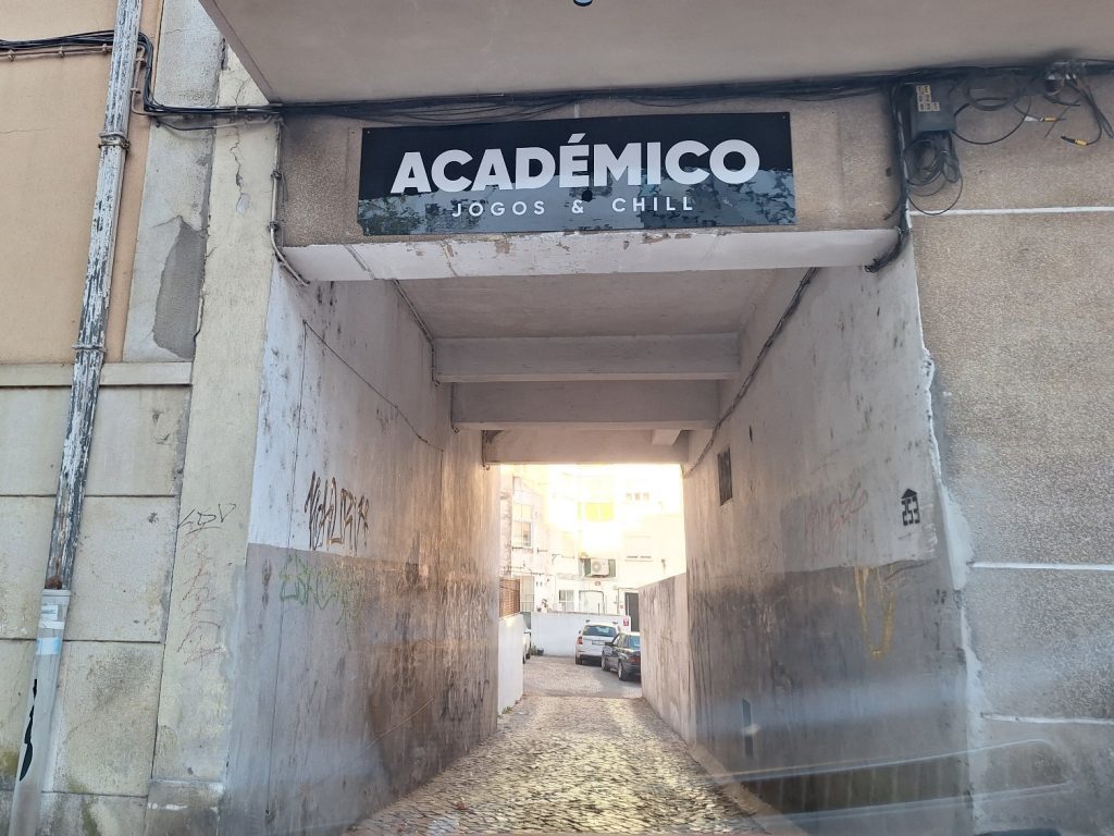 Salão de jogos Académico reabriu e recomeçaram os problemas academico 20250926 180645
