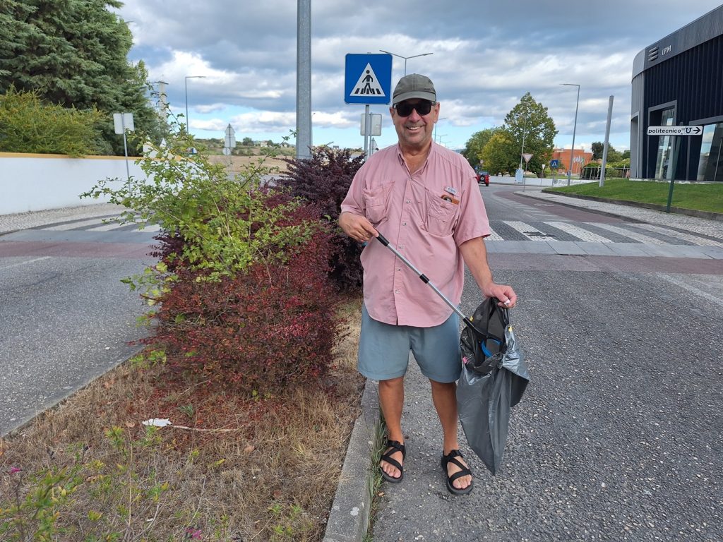 Voluntário estrangeiro limpa as ruas como hobi lane 20250928 170427