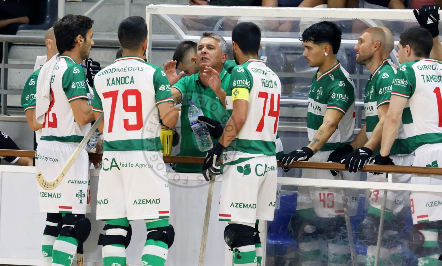 Treinador Nuno Lopes dá instruções aos seus jogadores
