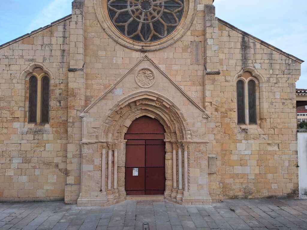Igreja de Santa Maria do Olival: concluído o restauro do pórtico pórtico da igreja de Santa Maria do Olival em Tomar.
