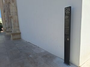 Colocada nova sinalética turística em Tomar mas a antiga continua sinaletica 20250815 105005