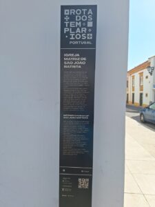 Colocada nova sinalética turística em Tomar mas a antiga continua sinaletica 20250815 105011 1