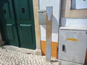 Colocada nova sinalética turística em Tomar mas a antiga continua sinaletica 20250906 111338