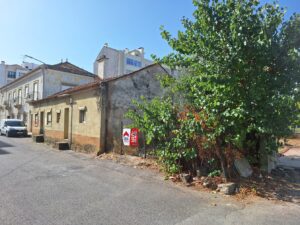 Moradia abandonada serve de casa de banho wc lixo bairro 20250920 105242
