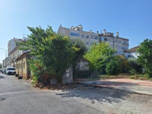 Moradia abandonada serve de casa de banho wc lixo bairro20250920 105252