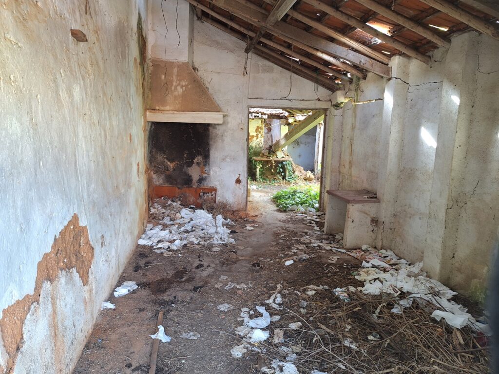 Moradia abandonada serve de casa de banho wc lixo bairro20250920 105318