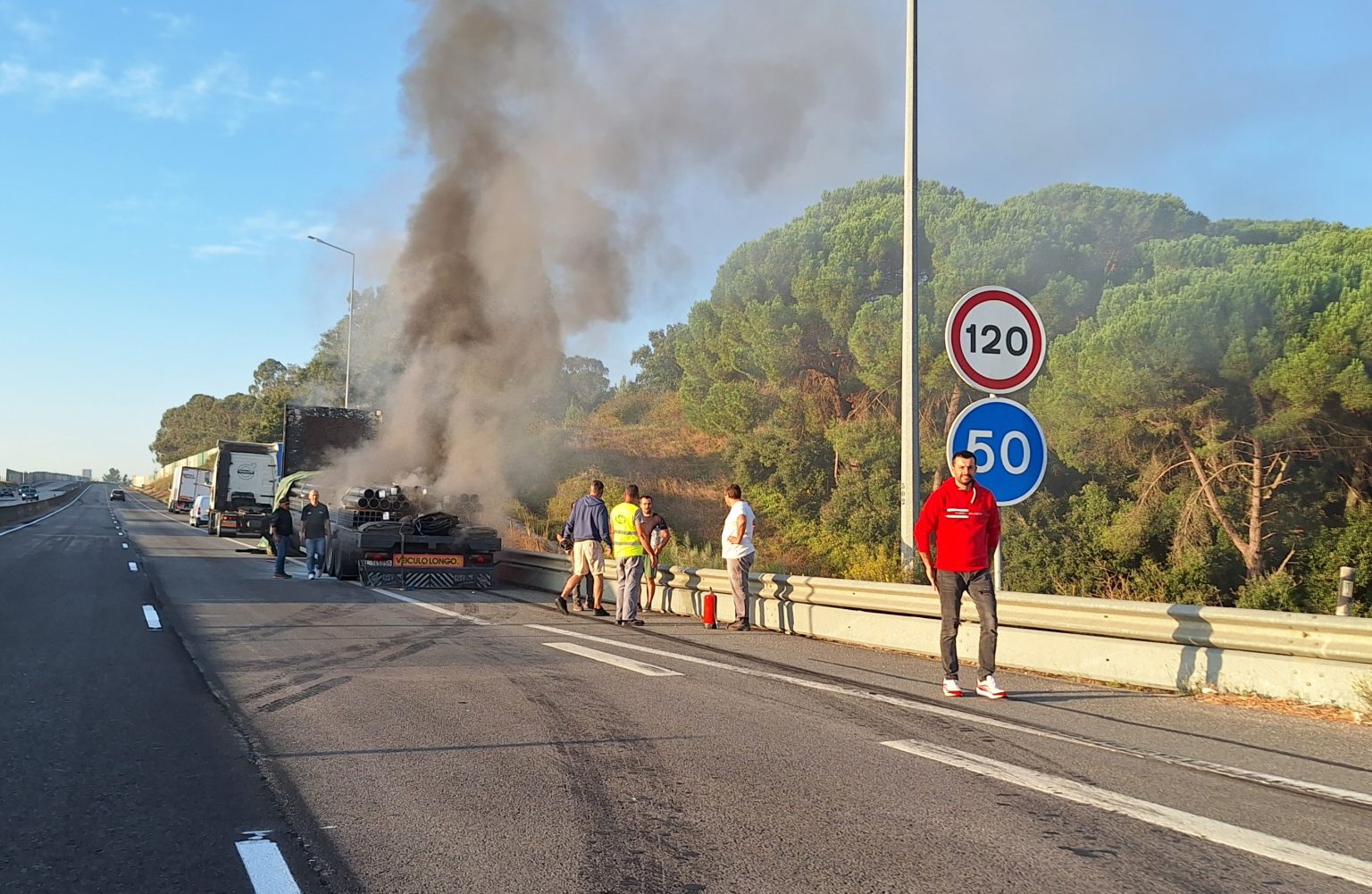 Semi-reboque a arder na A13 20251018 084021