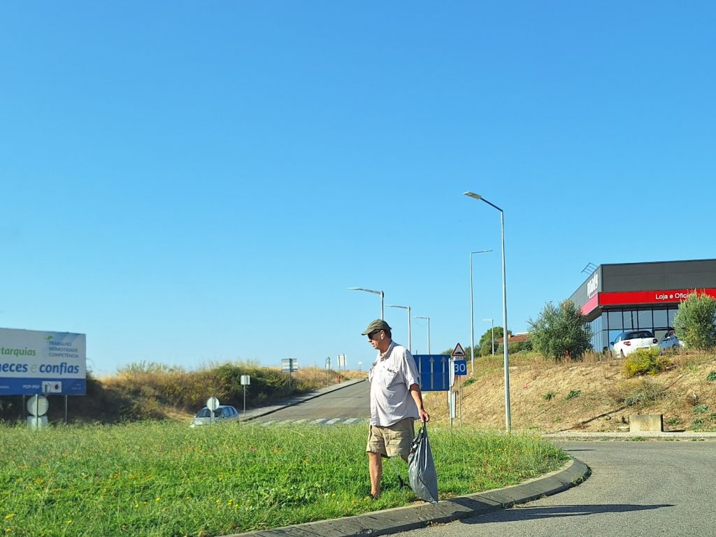 Voluntário estrangeiro limpa as ruas como hobi lane 20251007 104531