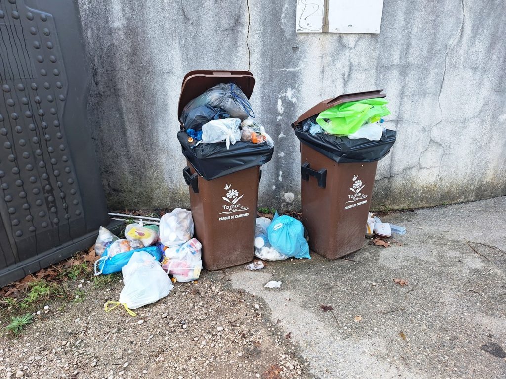 Lixo acumula-se no antigo parque de campismo (c/ fotos) lixo 20251026 075820