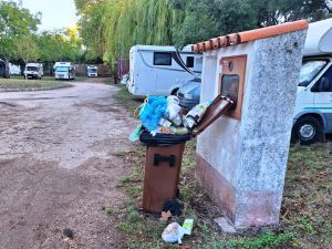 Lixo acumula-se no antigo parque de campismo (c/ fotos) lixo 20251026 075837
