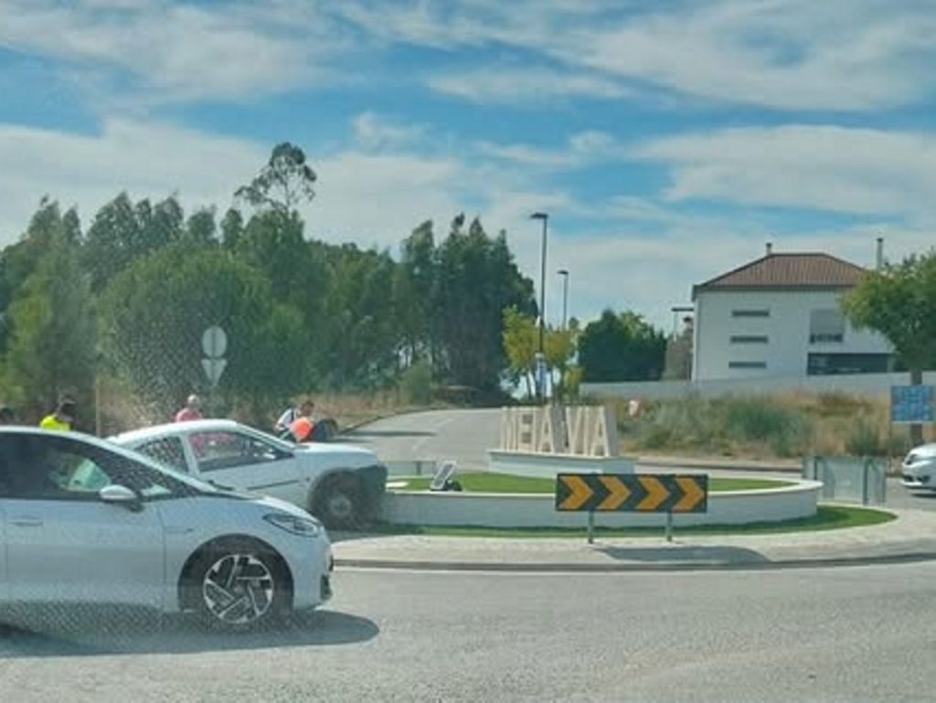 Carro despista-se contra rotunda meia via 25106962738901998 809669179519168711 n