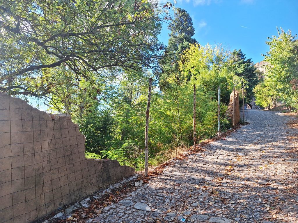 Muro que ruiu na Mata dos Sete Montes está por arranjar há três anos muro mata 20251005 100703