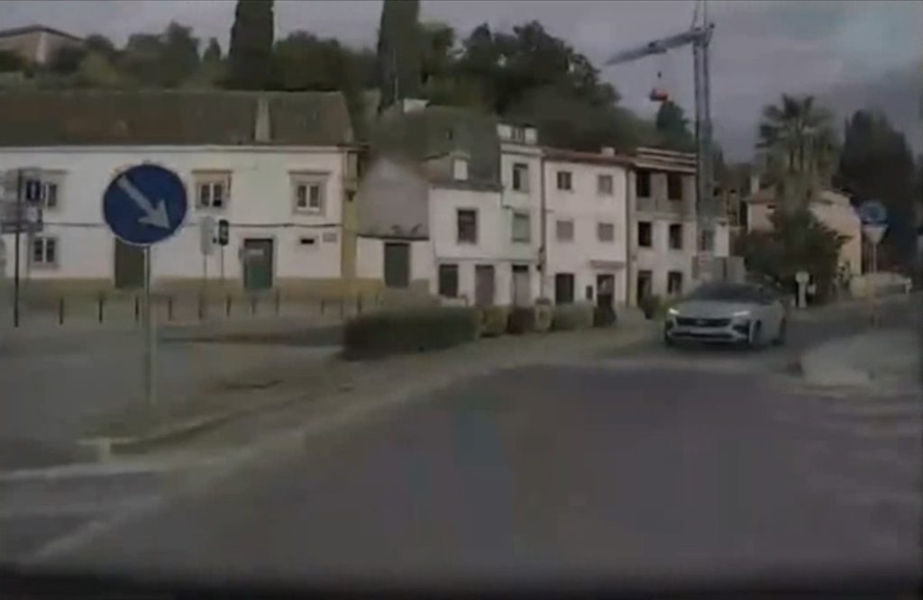 Carro em contramão na rotunda do Pelourinho transit