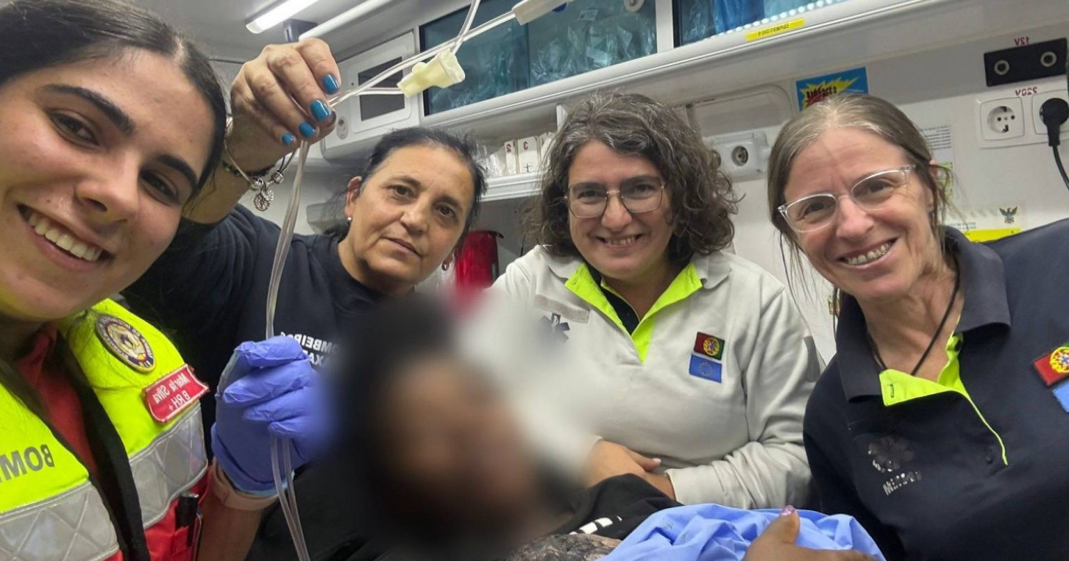 Bombeiros de Caxarias: bebé nasce na ambulância em plena A1 bebe 24740283475650550 3113493358235088335 n