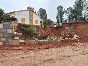 Muro ruiu e moradia está em perigo de derrocada (c/ vídeos) muro venda nova 20251101 105533