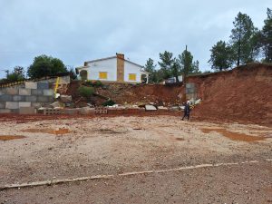 Muro ruiu e moradia está em perigo de derrocada (c/ vídeos) muro venda nova 20251101 110714