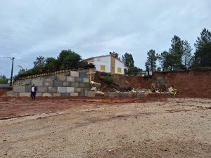 Muro ruiu e moradia está em perigo de derrocada (c/ vídeos) muro venda nova 20251101 110940