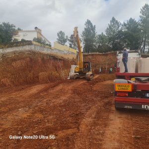Muro ruiu e moradia está em perigo de derrocada (c/ vídeos) muro venda nova 7 1256105143223205 3797147841964519356 n