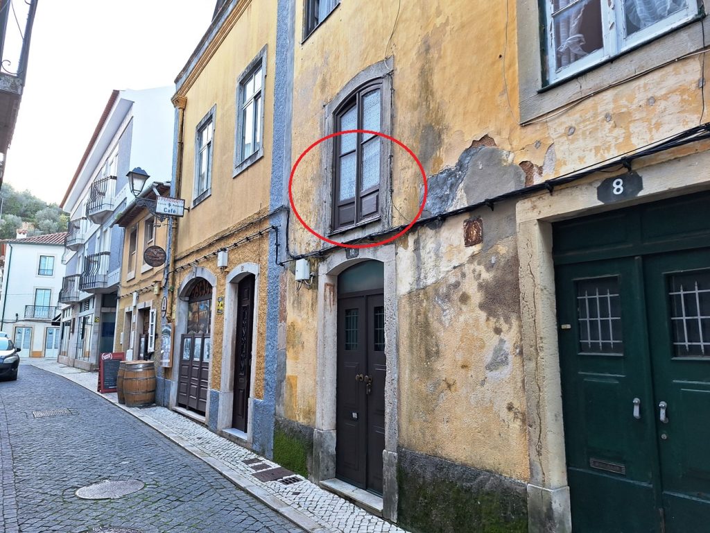 Homem cai de varanda no centro histórico de Tomar 20251204 164148