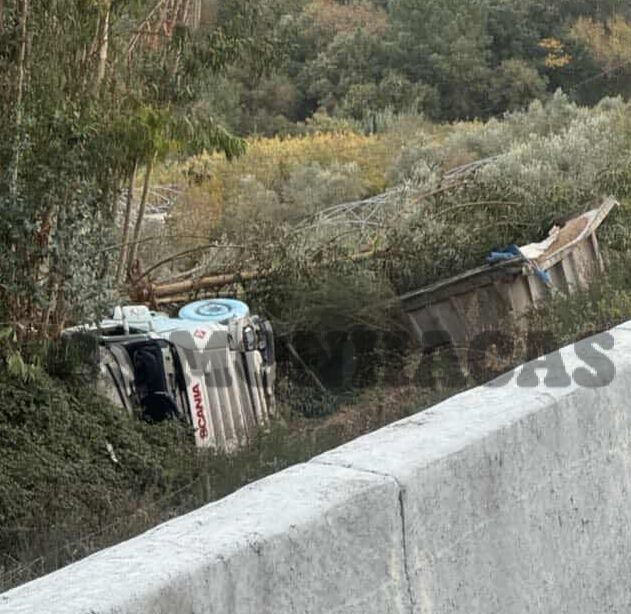 Despiste de camião na A13 provoca um ferido acid 24977885288 5125619026141754061 n
