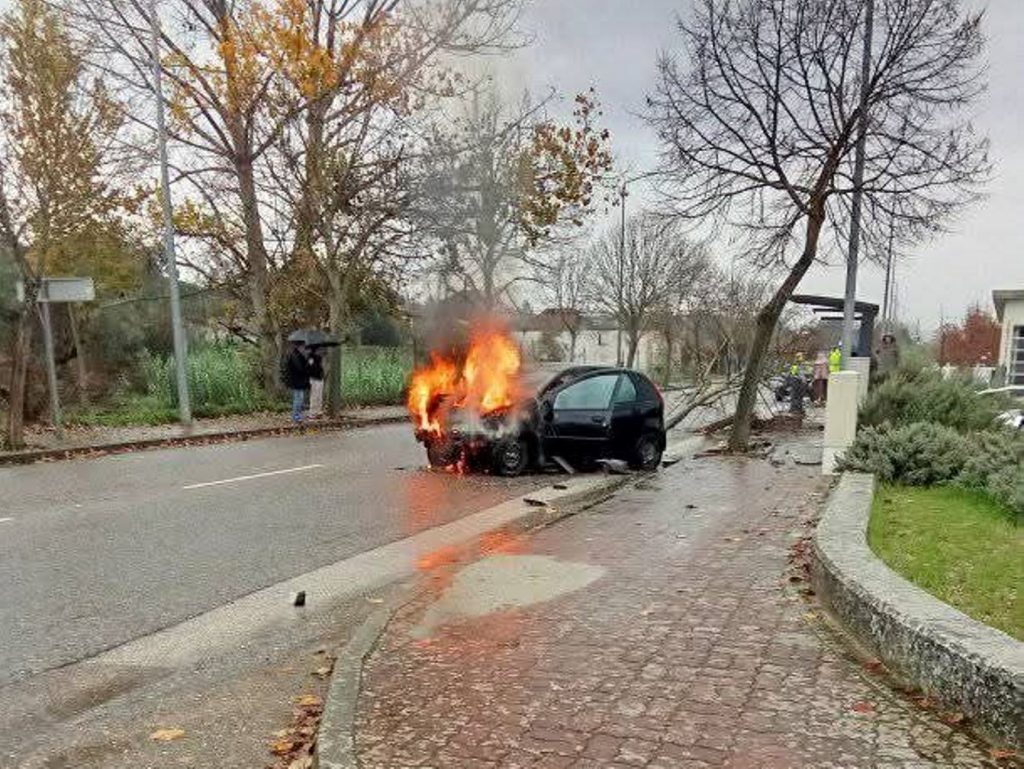 Carro despista-se e incendeia-se em Abrantes inc 2464883697242897 4307582244086009677 n