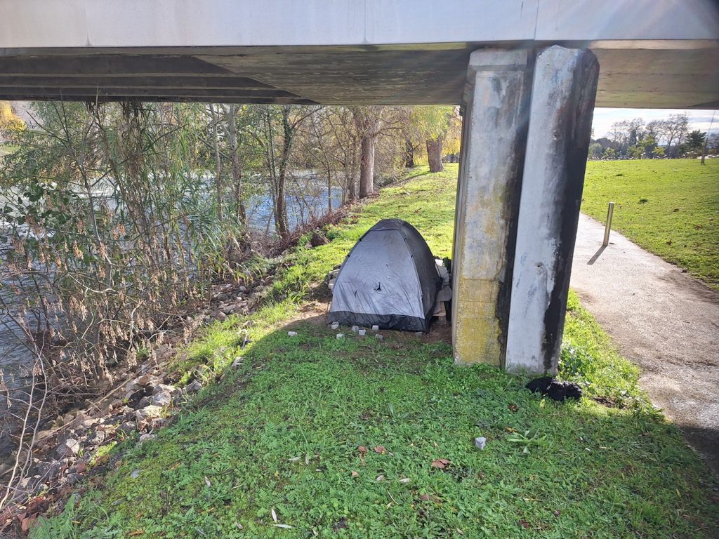 Sem-abrigo “ganhou” uma tenda sem abrigo 20251228 103708