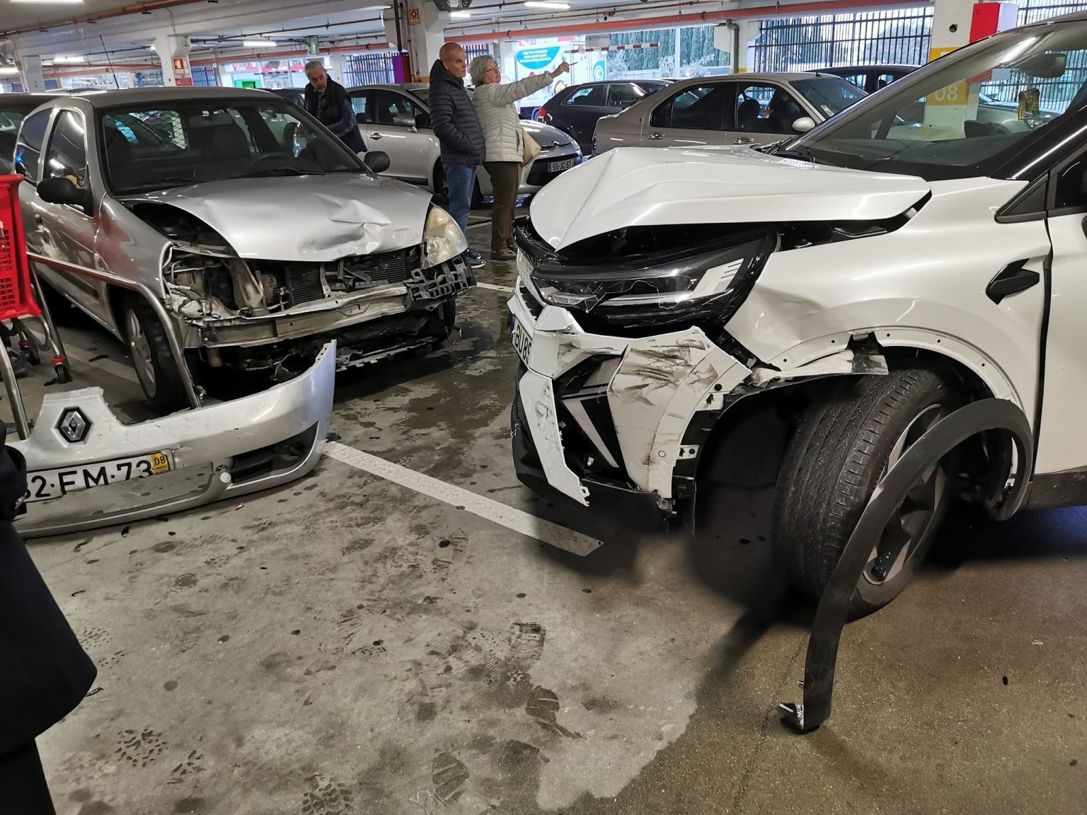 Acidente aparatoso no parque de estacionamento do Continente em Santarém acid 68724469426477 6845062973601198851 n