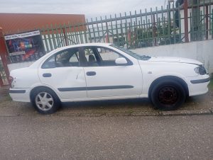Carro abandonado e vandalizado na via pública carro abandonadoIMG 20251219 WA0001