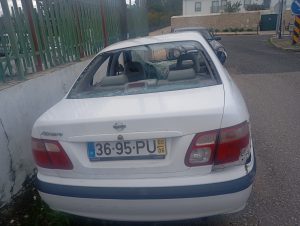 Carro abandonado e vandalizado na via pública carro abandonadoIMG 20251219 WA0002
