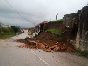 Mau tempo provoca estragos e desaloja duas famílias (c/ fotos e vídeo) Estrada Carril - Junceira